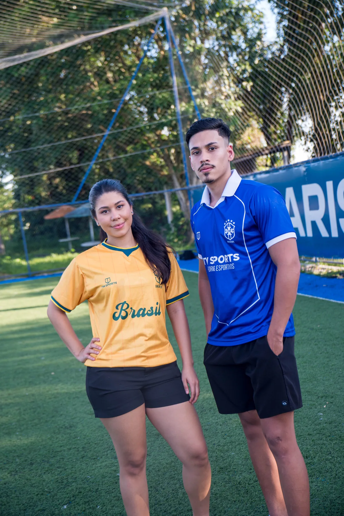 Casal usando uniforme personalizado da TW Sports em campo